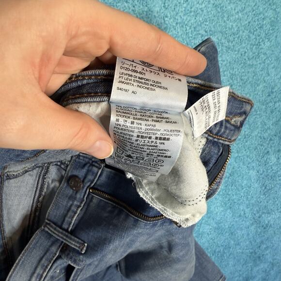 Levi's Jeans Women's Size 30 Blue Denim Mid Rise Slimming Straight - Picture 15 of 16